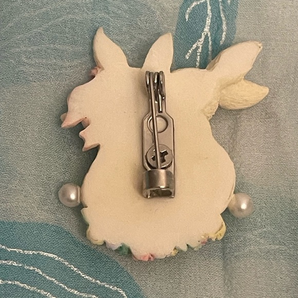 Adorable Cream Bunny Brooch with Floral Accents - Picture 3 of 3